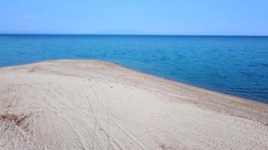 Uzun kum plajı ve mavi denizi olan ünlü turistik varış yeri Possidi Burnu. Hava görünümü