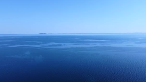 Aerial Drone Widok Spokojnej Błękitnej Wody Morskiej Sezonie Letnim — Wideo stockowe