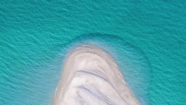 Lehké Vlny Tyrkysového Moře Cákající Exotickou Písečnou Pláž Possidi Mys — Stock video