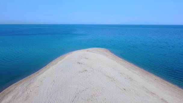 热带空旷沙滩的空中景观 蓝色开阔的大海 出境目的地 — 图库视频影像