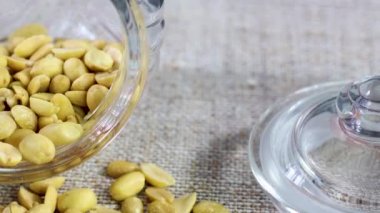 Masada atıştırmak için cam kavanozdaki fıstıklar. Kapat. 