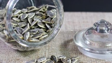 Cam kavanozda atıştırmalık ayçekirdeği. Yaklaş. 