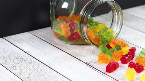 Gummibärchen Als Zwischenmahlzeit Glas Auf Dem Tisch — Stockvideo
