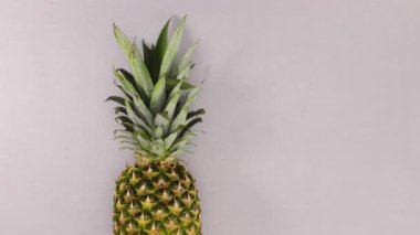 Gümüş rengi gri temalı ananas yuvarlanıyor. Hareketi durdur 