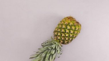 Gümüş temalı taze ananas. Hareketi durdur 