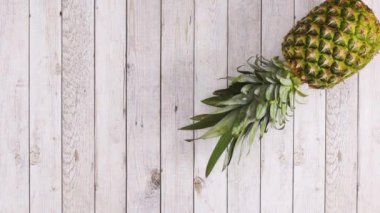 Ananas hafif ahşap temayı aktarıyor. Hareketi durdur 