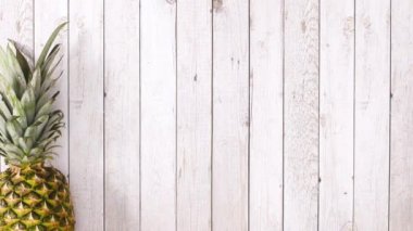 Tahta temayı dolduran taze organik meyve ve sebzeler. Hareketi durdur 