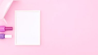 Manikür aletleri pembe temanın sol tarafında görünür. Hareketi durdur 