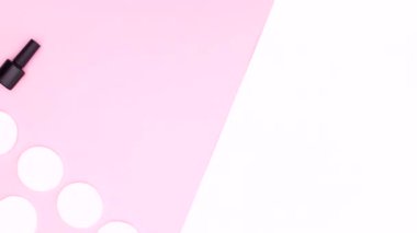 Manikür aletleri, ojeler pembe beyaz temanın sol tarafında görünür. Hareketi durdur