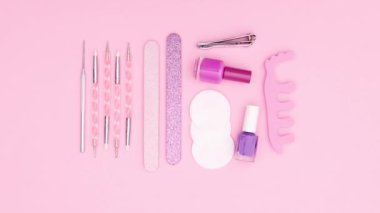 Pastel pembe tırnak aksesuarları ve aletler pastel pembe temalı. Hareketi durdur 