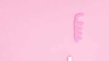 Pastel manikür ve pedikür aletleri pastel pembe temada görünür. Hareketi durdur 