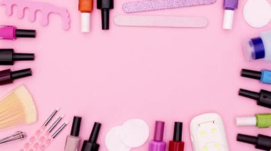 Pastel pembe temalı metin veya logo için manikür ve pedikür araçları çerçevesi. Hareketi durdur 