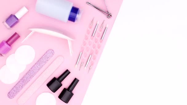 Narzędzia Manicure Lakier Paznokci Butelki Poruszają Się Różowy Motyw Biały — Wideo stockowe