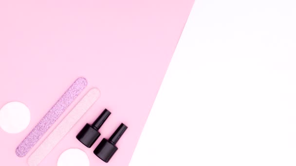 美甲和指甲油的工具出现在粉红白色主题的粉红侧面 停止运动 — 图库视频影像