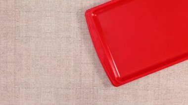 Taze meyve ve sebzeler sağ tarafta kırmızı tepside görünür. Hareketi durdur