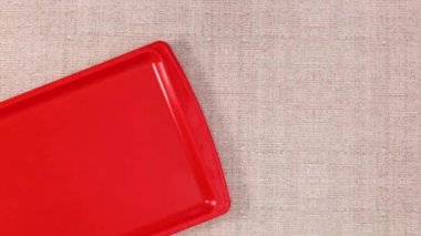 Taze meyve ve sebzeler temanın sol tarafında kırmızı tepside görünür. Hareketi durdur