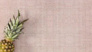 Organik meyve ve sebzeler masanın sol tarafında belirir.