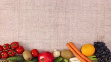 Taze organik meyve ve sebzeler dipte görünür. Hareketi durdur