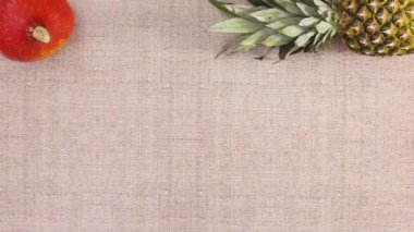 Masanın üzerinde organik sebzeler ve meyveler görünür. Hareketi durdur