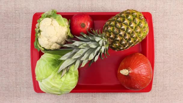 Legumes Orgânicos Frutas Aparecem Bandeja Mesa Cozinha Parar Movimento — Vídeo de Stock