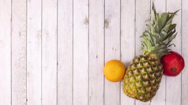Ananas, kivi, portakal ve nar, ahşap temalı çerçeveyle görünür. Hareketi durdur