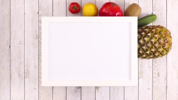 異なる果物や野菜は テキストのための場所と白い枠の下に表示されます 動くな — ストック動画