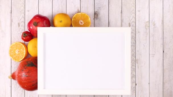 Bílý rámeček s místem pro text a ovoce a zeleninu se objeví pod rámem. Zastavit pohyb