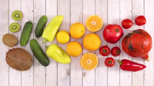 オレンジ 緑の果物や野菜は木製のテーマに移動します 動くな — ストック動画