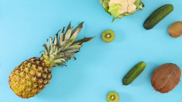 Frutas Legumes Diferentes Aparecem Preenchem Tema Azul Parar Movimento — Vídeo de Stock