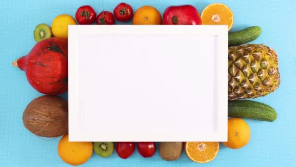 Wit Frame Met Plaats Voor Tekst Tropisch Fruit Bewegen Blauw — Stockvideo