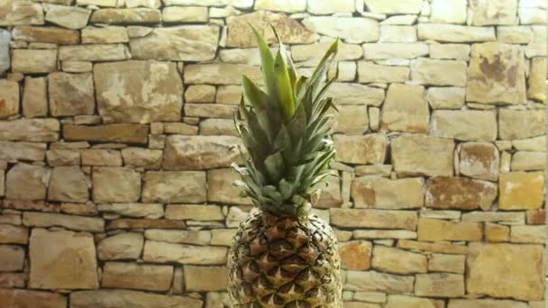菠萝在砖背景下加速和减慢旋转速度 — 图库视频影像