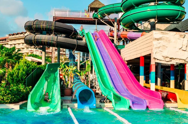 Belek, Türkiye - 11 Eylül 2018. Kız Papillon Belvil Hotel aquapark kaydırağı üzerinden gidiyor. Yaz tatil, spor, turizm kavramı