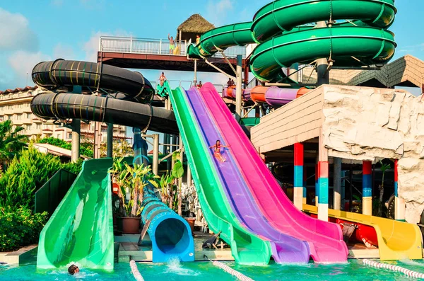 Belek, Türkiye - 11 Eylül 2018. Kız Papillon Belvil Hotel aquapark kaydırağı üzerinden gidiyor. Yaz tatil, spor, turizm kavramı