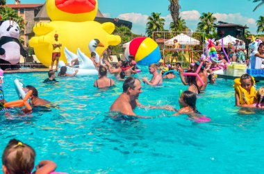 Belek, Türkiye, 12 Eylül 2018. Şekilli hava minder ile havuz partisi.