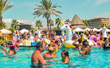 Belek, Türkiye, 12 Eylül 2018. Şekilli hava minder ile havuz partisi.