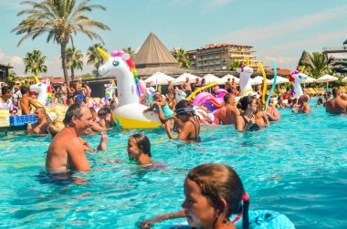 Belek, Türkiye, 12 Eylül 2018. Şekilli hava minder ile havuz partisi.