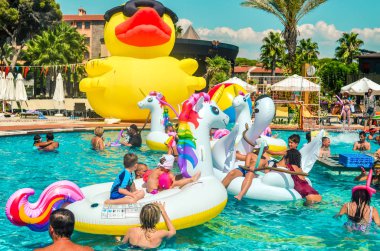 Belek, Türkiye, 12 Eylül 2018. Şekilli hava minder ile havuz partisi.