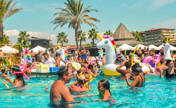 Belek, Türkiye, 12 Eylül 2018. Şekilli hava minder ile havuz partisi.