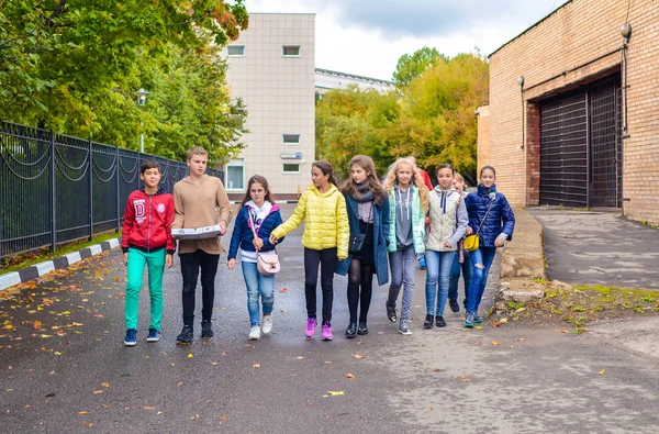 Moskova, Rusya, 23 Eylül 2018. Grup genç erkek ve kızlar konuşuyor ve yolda yürürken. — Stok fotoğraf