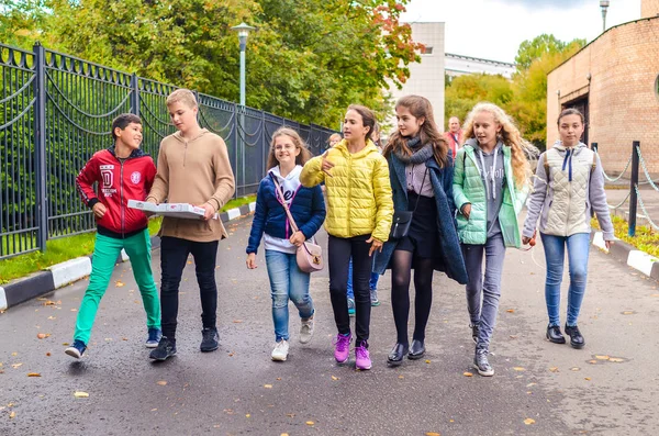 Moskou (Rusland), 23 September 2018. Groep jonge jongens en meisjes praten en lopen op de weg. — Stockfoto