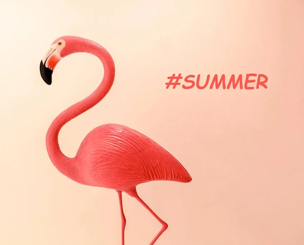 Forma de flamingo em fundo gradiente de cor de coral. Plano leigos mínimo, layout conceito de verão na moda — Fotografia de Stock