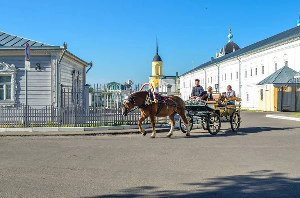 Kolomna, Rusya-11 Ağustos 2018. Eski şehrin sokaklarını aşağı taşıyarak, koachmen ve at taşıma ile taşıma