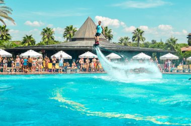 Belek, Türkiye-12 Eylül 2018. Havuz partisinde heyecan verici sinek tahtası su gösterisi. Yaz tatili eğlenceli spor konsepti.