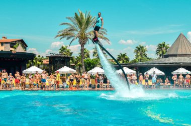 Belek, Türkiye-12 Eylül 2018. Havuz partisinde heyecan verici sinek tahtası su gösterisi. Yaz tatili eğlenceli spor konsepti.