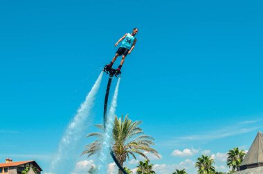 Belek, Türkiye-12 Eylül 2018. Havuz partisinde heyecan verici sinek tahtası su gösterisi. Yaz tatili eğlenceli spor konsepti.