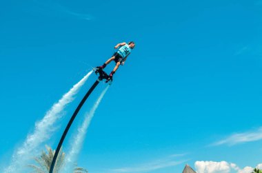 Belek, Türkiye-12 Eylül 2018. Havuz partisinde heyecan verici sinek tahtası su gösterisi. Yaz tatili eğlenceli spor konsepti.