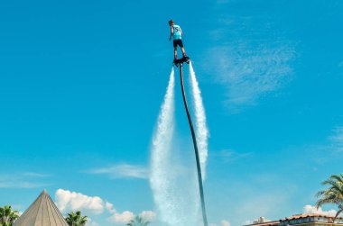 Belek, Türkiye-12 Eylül 2018. Havuz partisinde heyecan verici sinek tahtası su gösterisi. Yaz tatili eğlenceli spor konsepti.