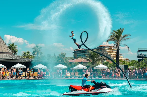 Belek, Türkiye-12 Eylül 2018. Havuz partisinde heyecan verici sinek tahtası su gösterisi. Yaz tatili eğlenceli spor konsepti.