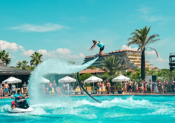 Belek, Türkiye-12 Eylül 2018. Havuz partisinde heyecan verici sinek tahtası su gösterisi. Yaz tatili eğlenceli spor konsepti.