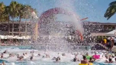 Belek, Türkiye, Eylül 2019. Köpük havuz partisi, köpük üfleyici ve yüzen, dans eden ve eğlenen insanlarla dolu kalabalık bir havuz. Yaz tatilleri, eğlence sporları, aile seyahatleri, turizm